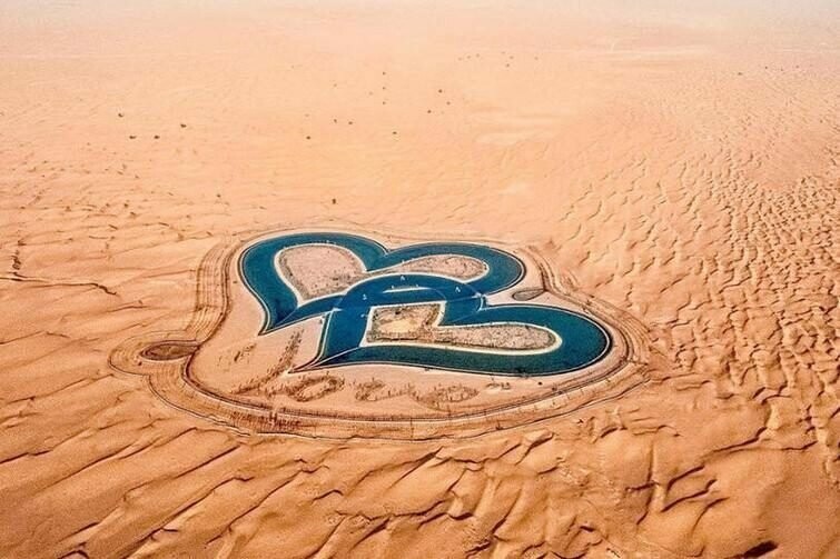 В Дубае появилось озеро в форме переплетенных сердец, которое поражает своей красотой 
