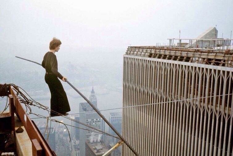 Французский канатоходец Филипп Пети совершает переход по канату между башнями Всемирного Торгового Центра. Нью-Йорк. США. 7 августа 1974 года.