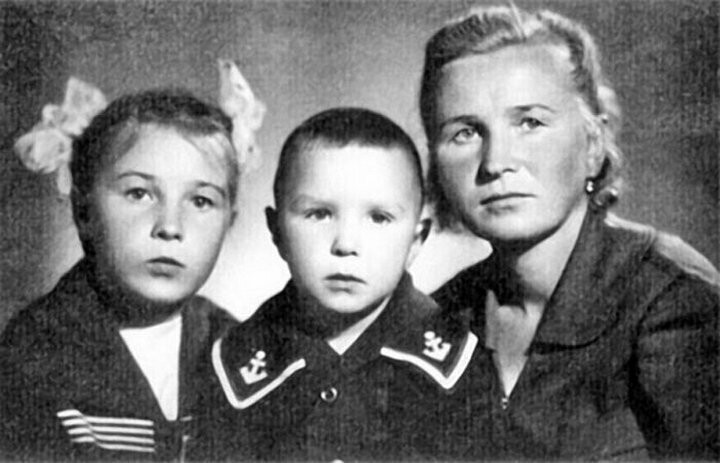 Гарик Сукачев с мамой и сестрой