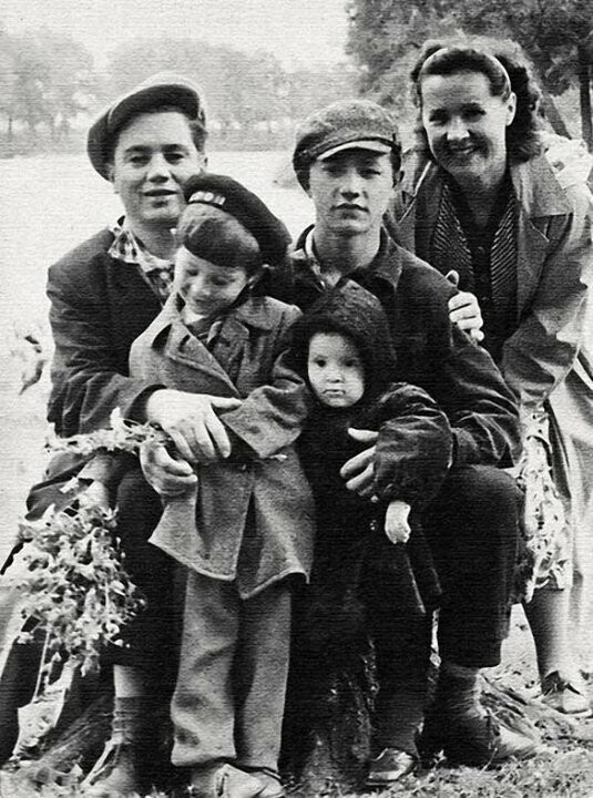 Юрий Шевчук с родителями и сестрой