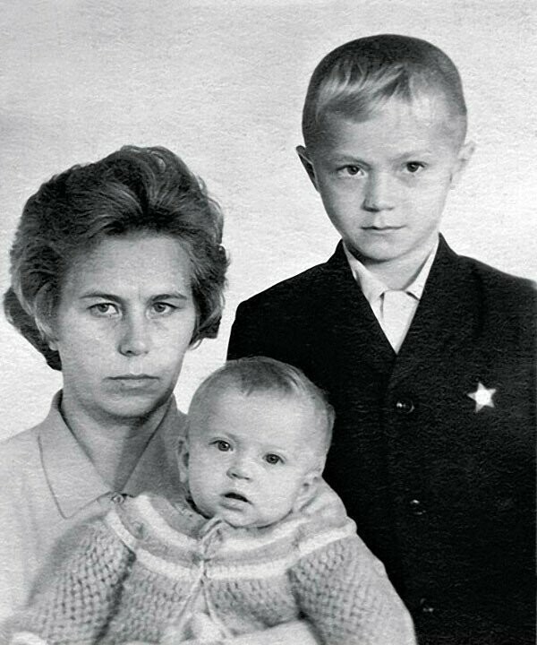 Андрей Панин с мамой и сестрой Ниной, 1972 год