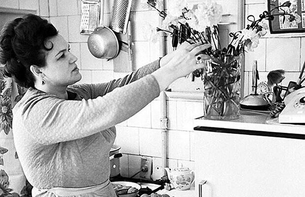 Людмила Зыкина наводит порядок на кухне