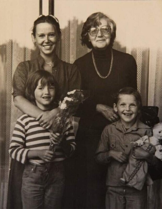 Евгения Симонова с мамой и дочками