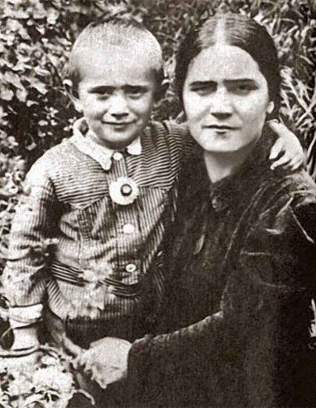 Армен Джигарханян с мамой Еленой Васильевной
