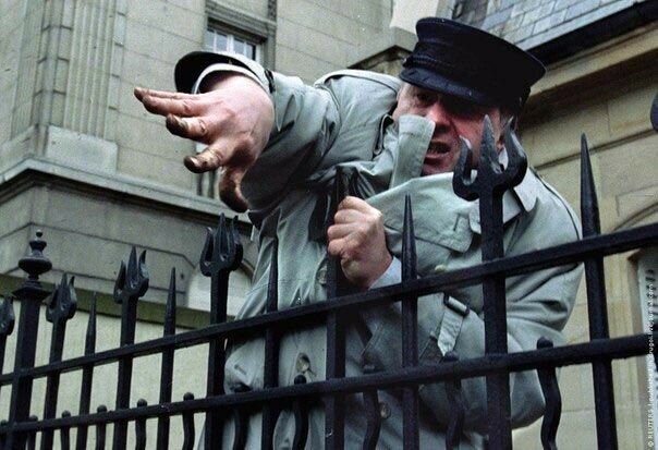 Владимир Жириновский за оградой российского консульства забрасывает землей и камнями еврейских студентов, обвинивших его в антисемитизме. Страсбург, 11 апреля 1994 года