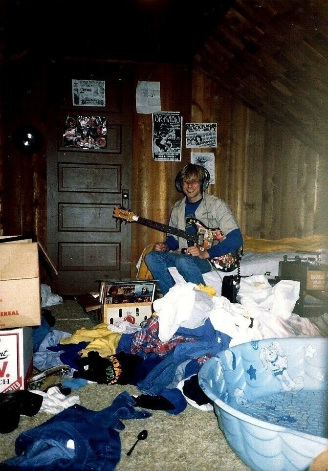 Курт Кобейн в своей комнате. Абердин, 1980-е годы