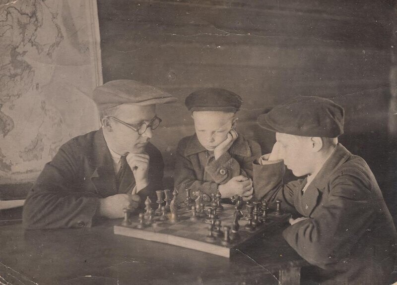 1937 год. Кировская область, Вятские Поляны. Мужчина играет в шахматы  учеником 10 класса средней школы № 1.