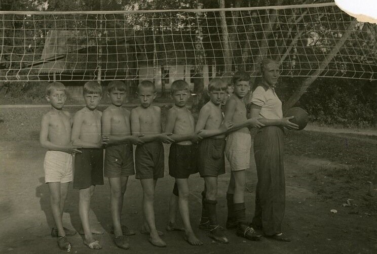 1938 год. Иваново. Пионерский лагерь «Романово». Волейбольная команда.