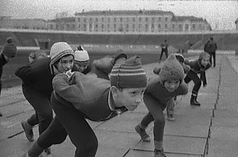 80-е гг. Кемерово. Тренировка детей на стадионе. Конькобежный спорт.