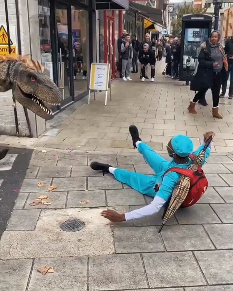 Нарядившийся в костюм динозавра парень напугал случайных прохожих