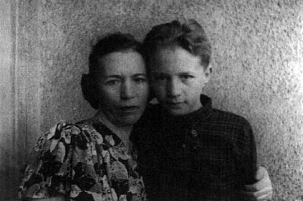 Эдуард Успенский с мамой