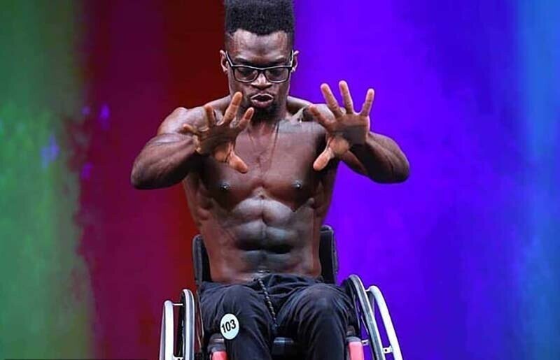 Спортсмен в инвалидной коляске продемонстрировал свою удивительную силу