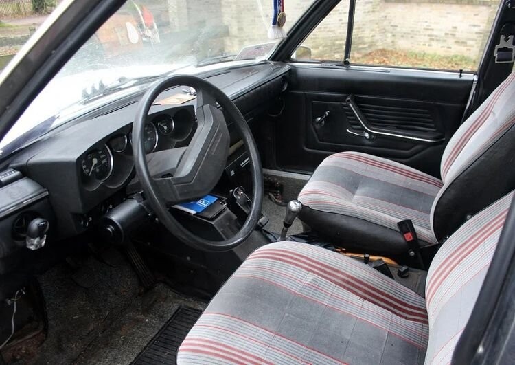 В Чехии продают уникальную «скорую» на шасси УАЗ с кабиной от лимузина Tatra