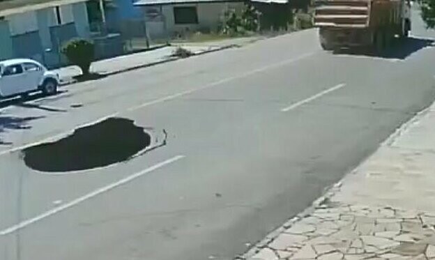 Автомобиль провалился в огромную  яму посреди улицы