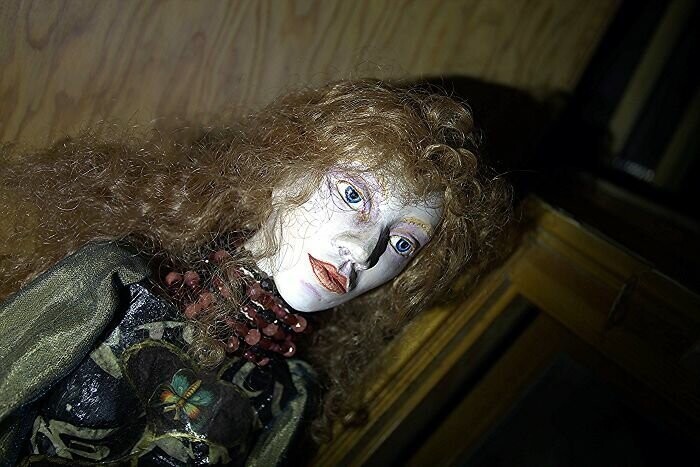 9. Жуткого вида кукла, которую нашли там, где ее не должно было быть в принципе