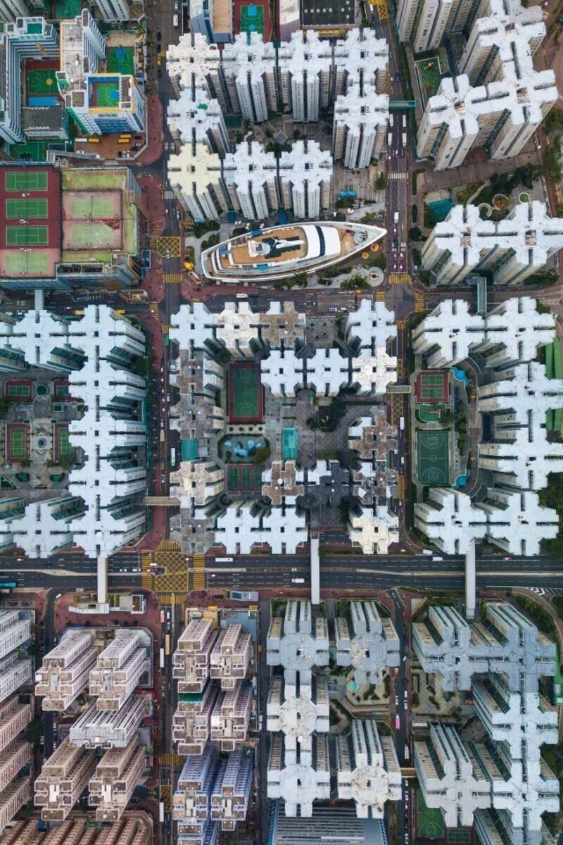 Здания в Гонконге, а также гигантская яхта, декабрь 2018 года