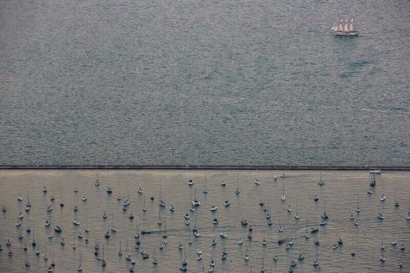 Большой корабль проходит мимо волнореза гавани Монро в центре Чикаго, США, сентябрь 2013 года