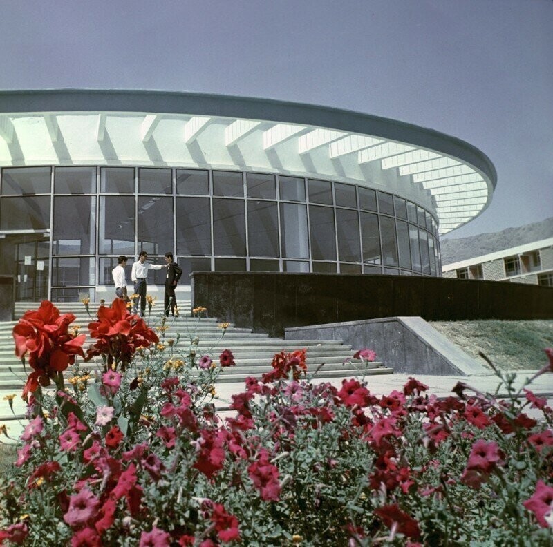 К концу 1960-х модернистская архитектура добралась и до Кабула. Столовая Политехнического института, 1969: