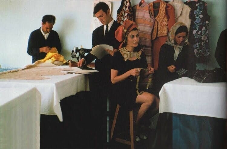 Высокая мода не оставила в стороне даже консервативный исламский мир. Фэшн-дизайнер София Тарзи в своей модельной студии, Кабул, 1969: