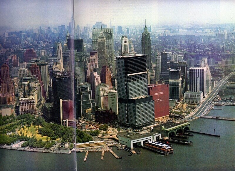На южной оконечности Манхэттена, где когда-то был основан Новый Амстердам, в конце 1960-х были уничтожены остатки исторической застройки и на её месте появилось несколько новых башен их стекла и бетона, в т.ч. огромная туша Plaza One. На фото 1969 г.