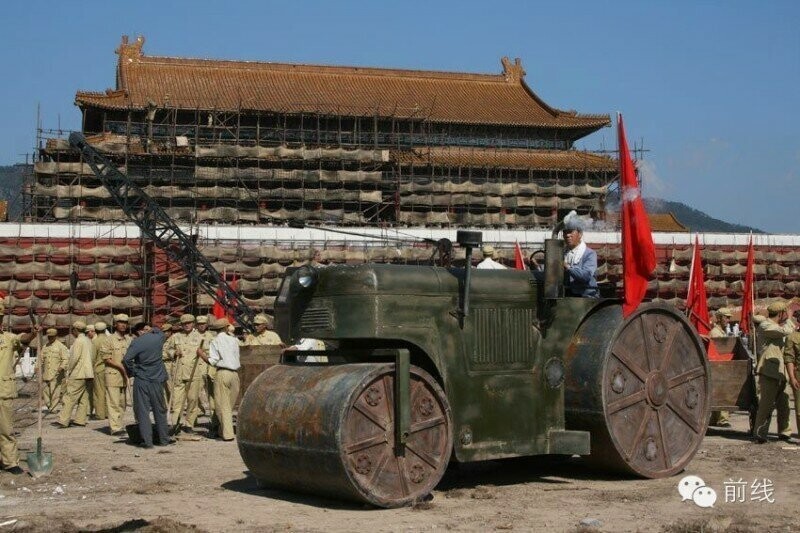 Хотя в "революционном" Пекине 1969 г. удалось достроить особо секретный военный объект "метрополитен", городу в тот момент было не до больших строек. Но даже на пепелище "Культурной революции" теплилась какая-то жизнь. Реконструкция башни Тяньаньмэнь