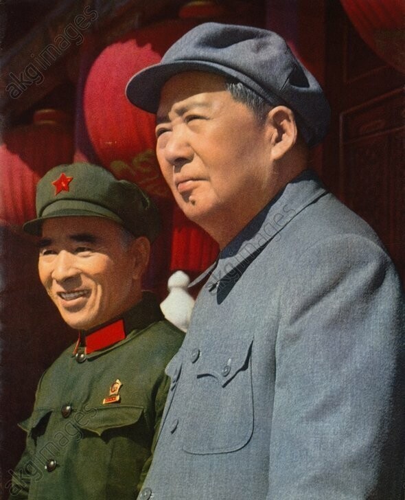 А вот и сам Мао и его почти официальный преемник Линь Бяо в том же 1969-м: