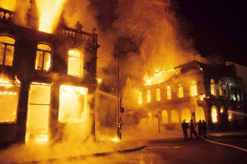 Своя война была и в Европе. 14 августа 1969 года. Северная Ирландия. Волнения перекинулись на Белфаст. Горит католический квартал: