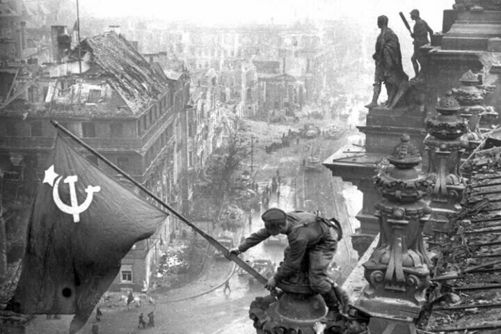 Фото на высоте в Берлине, 1945