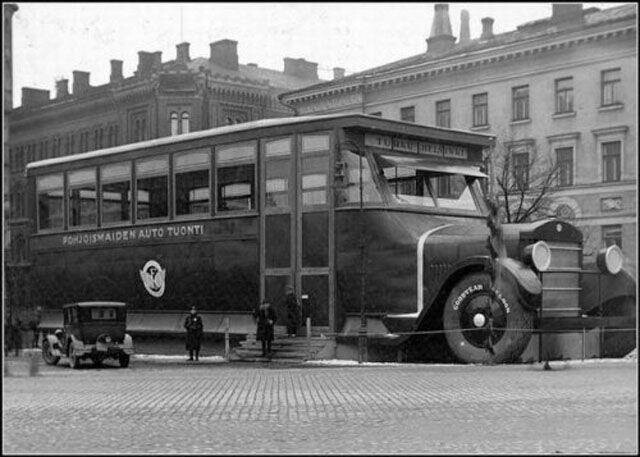 Гигантский автобус на выставке в Хельсинки