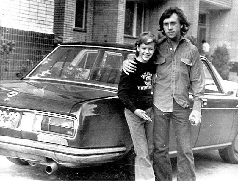 С сыном Марины Влади Володей рядом с одной из своих машин — BMW 2500