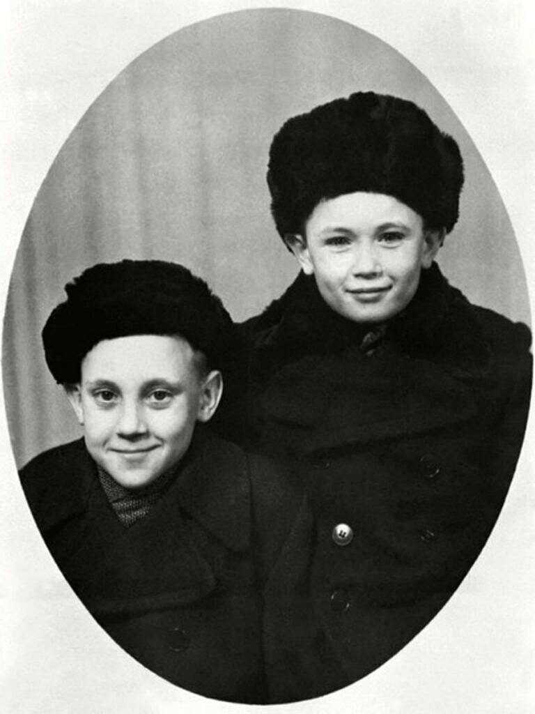 Фото юного Высоцкого с Игорем Зерновым