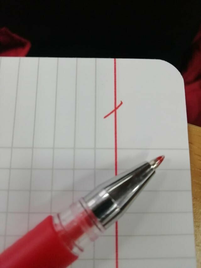 13. Красная ручка, имеющая абсолютно идентичный оттенок с полями