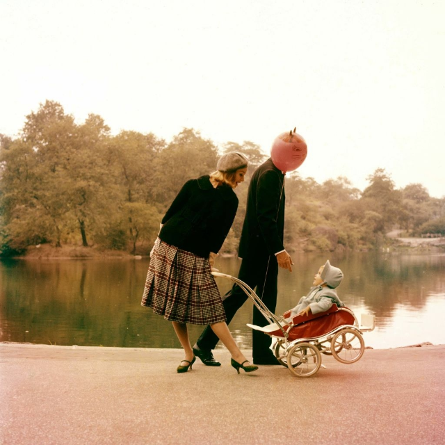 12. На прогулке в парке. Модели - Моник Лефевр и Боб Смит, август 1958 г.