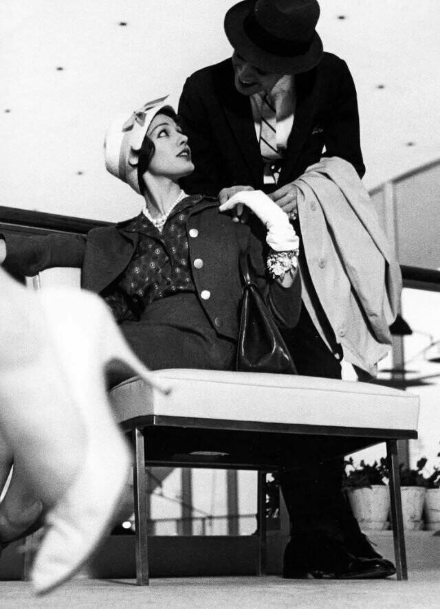 3. В зале ожидания аэропорта Айдлуайлд (сейчас это аэропорт им. Джона Кеннеди), Нью-Йорк, 1957 г. Съемка для журнала Vogue