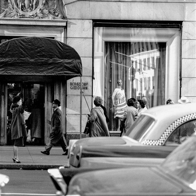 4. Женщина ловит такси перед магазином одежды Bergdorf Goodman, Нью-Йорк, 1958 г.