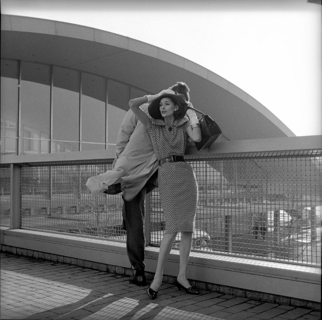 16. Ветер на мосту в аэропорту Айдлуайлд. Модели - Энн Сент-Мари и Боб Смит, Нью-Йорк, январь 1959 г.