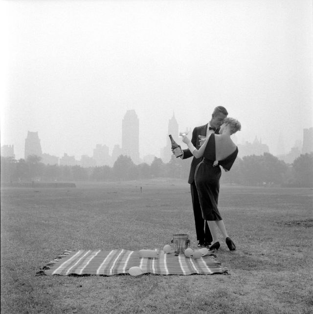 2. Пикник с шампанским в Центральном парке, Нью-Йорк, 1956 г.