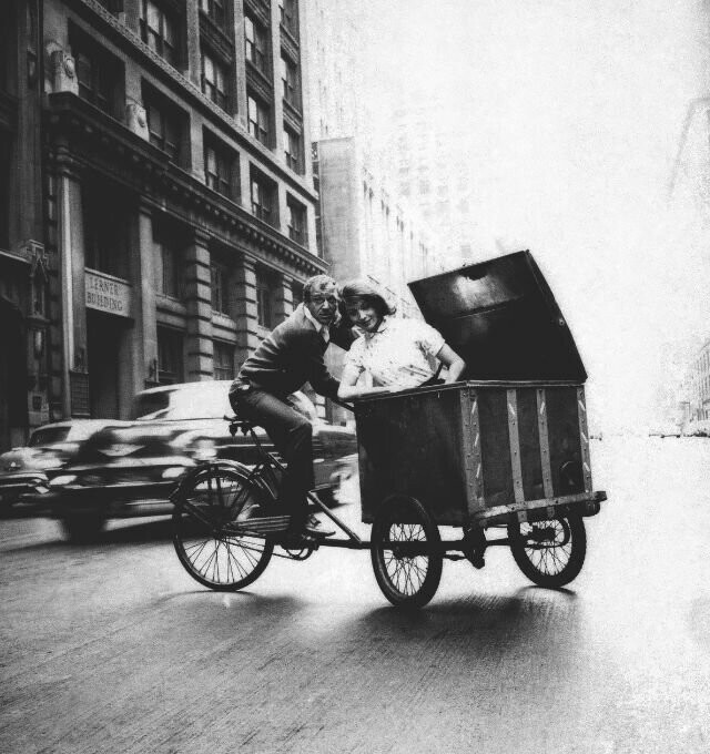 1. На трехколесном велосипеде. В тележке - итальянская актриса и модель Эльза Мартинелли, Нью-Йорк, 1954 г.