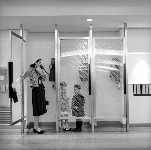 13. Энн Сент-Мари в телефонной будке аэропорта. Нью-Йорк, январь 1959 г.