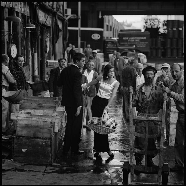 8. Модели Боб Смит и Энн Сент-Мари на рыбном рынке Фултон, Нью-Йорк, август 1958 г.