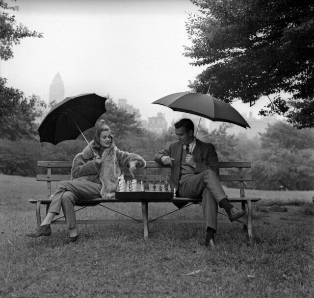 11. Игра в шахматы. Слева - модель Моник Лефевр. Центральный парк, Нью-Йорк, август 1958 г.