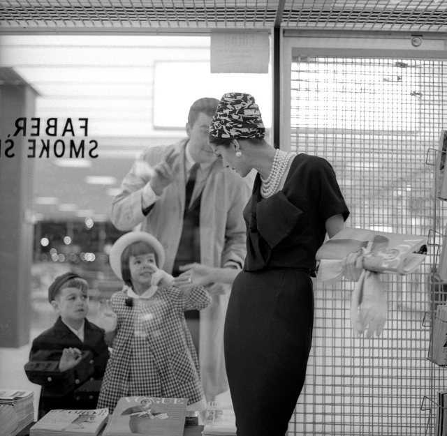 14. Газетный киоск в аэропорту. Энн Сент-Мари, Боб Смит и дети-модели. Нью-Йорк, январь 1959 г.
