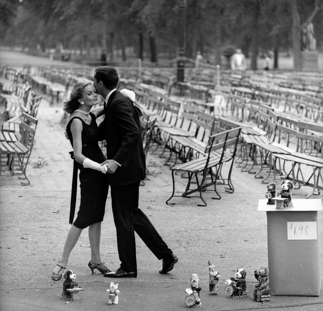 10. Модели Мэри Хилем и Боб Смит танцуют на пустой площадке под игрушечный оркестр. Центральный парк, Нью-Йорк, 1958 г.