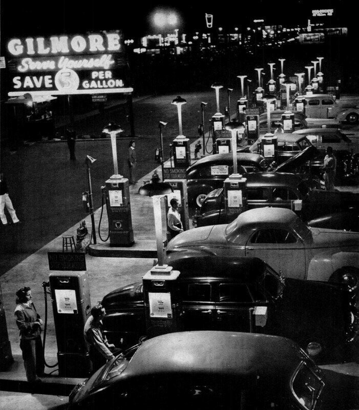 Первая АЗС самообслуживания в США. За счёт отсутствия заправщиков бензин стал дешевле на 5 центов за галлон. Лос-Анджелес, 1948