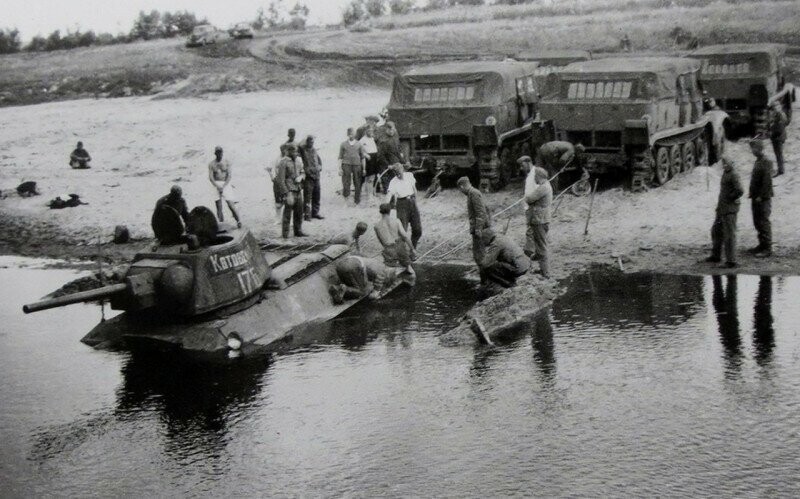 Солдаты вермахта извлекают из реки танк Т-34 106-й танковой бригады 12-го танкового корпуса РККА. 