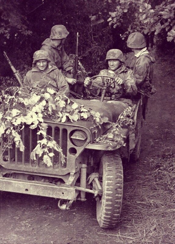 Немецкие пехотинцы на трофейном американском джипе Willys MB.Нормандия,1944.