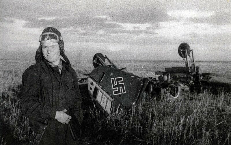Летчик 237 ИАП сержант Илья Чумбарёв у обломков сбитого тараном немецкого самолета Fw.189
