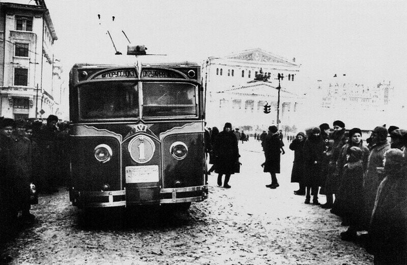 Первый советский троллейбус ЛК-1 с нанесенными литерами XVI (16-я годовuина Великой Октябрьской социалистическая революции) на площади Свердлова в Москве. 1934 год.