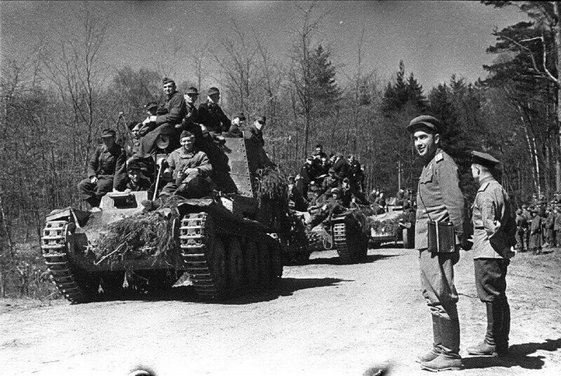 Немецкие войска парадным маршем сдаются в плен офицерам Красной Армии. Коса Фрише-Нерунг 9 мая 1945 года.
