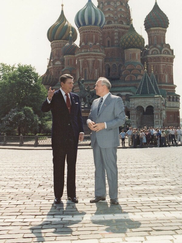 Президент Рейган и Михаил Горбачев на Красной площади. Москва, 1988.